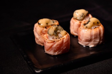 GUNKAN SALMÃO COM GORGONZOLA