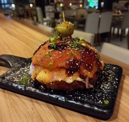 SUSHI BURGUER DE SALMÃO