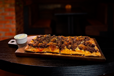 Pizza Carne de Panela com cebola caramelizada