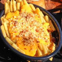 Fritas com Molho de queijo e Farofa de Bacon