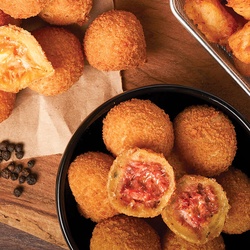 Bolinho de mandioca recheado com carne curada