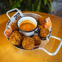 Bolinho de cupim c/ queijo