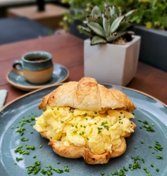 Croissant com Ovos Mexidos