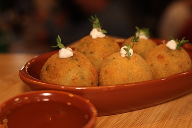 BOLINHO DE AIPIM COM LINGUIÇA