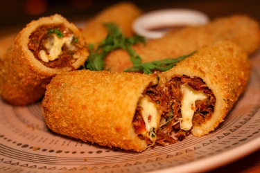 CROQUETE DE CARNE LOUCA RECHEADO COM QUEIJO COLONIAL