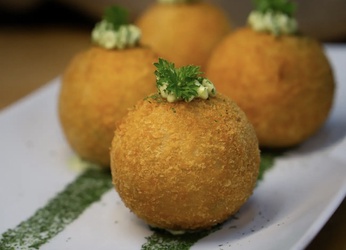 BOLINHO DE PAMONHA RECHEADO COM QUEIJO