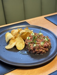 Steak tartar com fritas