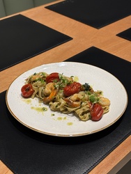 Fettuccine ao pesto com camarão