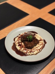 Filé mignon ao molho de vinho e risoto de queijo