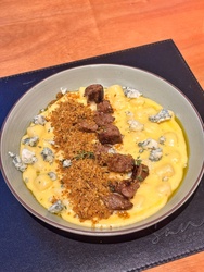 Gnocchi com filé e molho de queijo