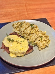 Entrecot com Fettucine ao pesto
