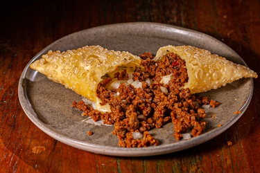 PASTEL CARNE COM QUEIJO