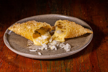 PASTEL DE QUEIJO COM CEBOLA