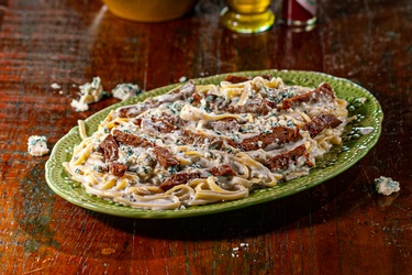 LINGUINE AO MOLHO GORGONZOLA COM MIGNON