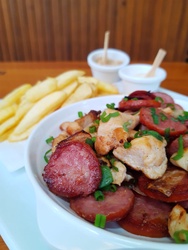 Misto de carnes com batata frita