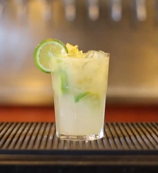 Caipirinha de cachaça Velho Barreiro Happy Hour