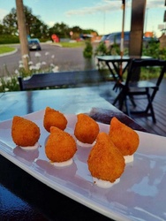 COXINHAS DE FRANGO COM REQUEIJÃO 