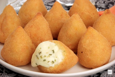 COXINHA DE TRÊS QUEIJOS