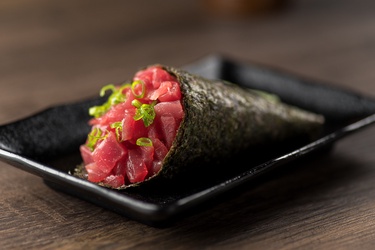 TSUNA CHEESE TEMAKI