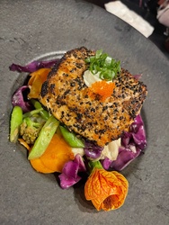 SALMÃO GRELHADO COM LEGUMES