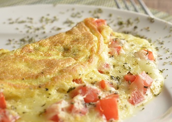 OMELETE QUEIJO COM TOMATE