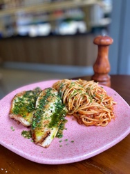 FRANGO GRELHADO AO PESTO COM ESPAGUETE AO SUGO