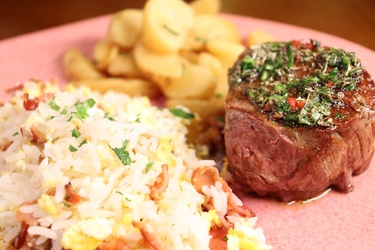 TORNEDOR DE MIGNON AO MOLHO DE CHIMICHURRI
