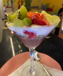 TAÇA DE BRIGADEIRO COM FRUTAS PICADAS