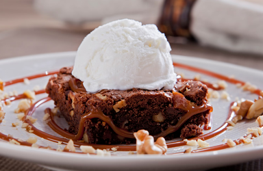 TORTA  BROWNIE COM FONDUTA DE DOCE LEITE E SORVETE