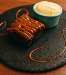 TORTA  BROWNIE COM FONDUTA DE DOCE LEITE E SORVETE
