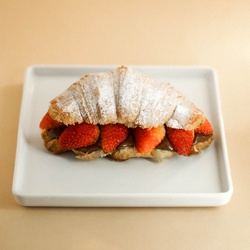 CROISSANT DE CHOCOLATE AO LEITE COM MORANGO