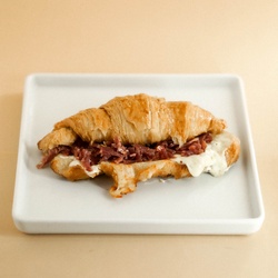 CROISSANT SALAME E REQUEIJAO