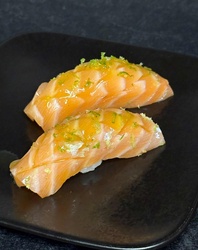 SUSHI SALMÃO MOLHO DE MARACUJÁ 