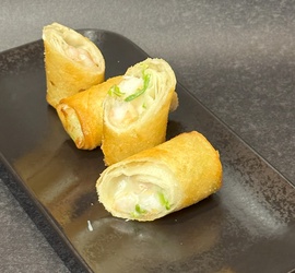 HARUMAKI DE CAMARÃO, QUEIJO E ALHO PORÓ