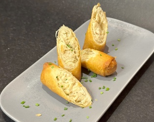 HARUMAKI DE FRANGO, QUEIJO E ALHO PORÓ 