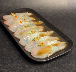 LÂMINAS DE PEIXE BRANCO NO MOLHO PONZU 