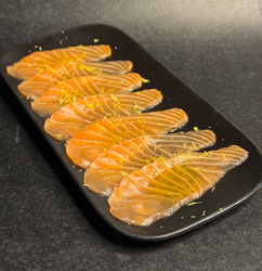 LÂMINAS DE SALMÃO COM AZEITE TRUFADO
