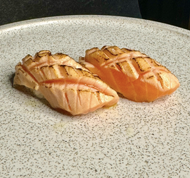 SUSHI BARRIGA DE SALMÃO 