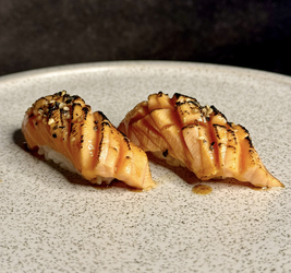 SUSHI BARRIGA DE SALMÃO  COM TARÊ 