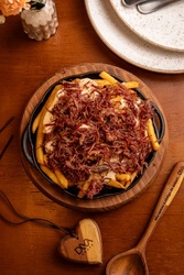 BATATAS FRITAS COM CARNE SECA AO CREME DE CATUPIRY