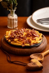 BATATAS FRITAS COM CREME DE CHEDDAR E BACON