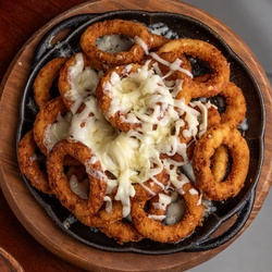 ONION RINGS COM QUEIJO
