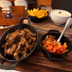 Filé Mignon com fritas arroz e vinagrete