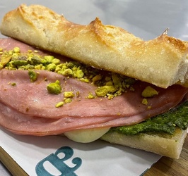 Sanduíche de Mortadela com Pesto e Pistache
