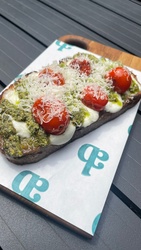 TOAST PESTO