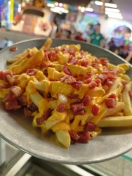 BATATA FRITA COM CHEDDAR E BACON