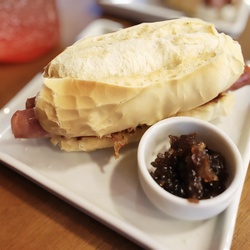PÃO COM LINGUIÇA