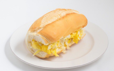 PÃO COM OVO