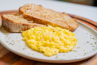 Ovos Mexidos com Torrada de Pão de Fermentação Natural Crocante