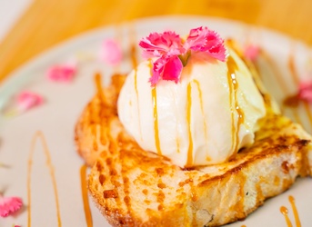 Toast de Pão Paris com Sorvete